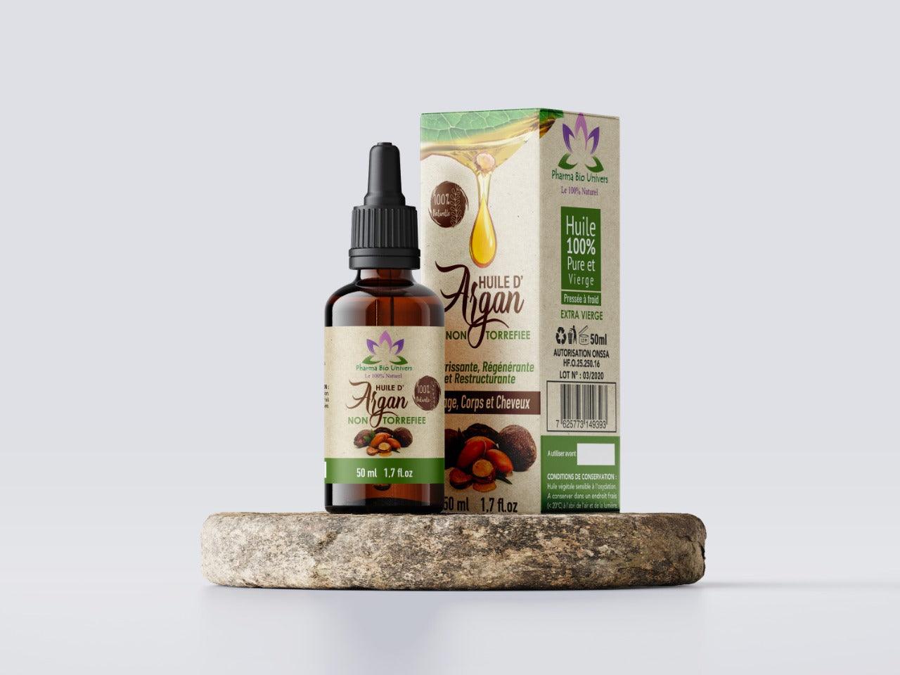 Flacon d'huile d'argan bio non torréfiée 50ml de PharmaBioUnivers, riche en vitamines E et A, certifiée bio, élaborée par des femmes au Maroc. Idéale pour nourrir la peau, revitaliser les cheveux et soigner les ongles cassants.