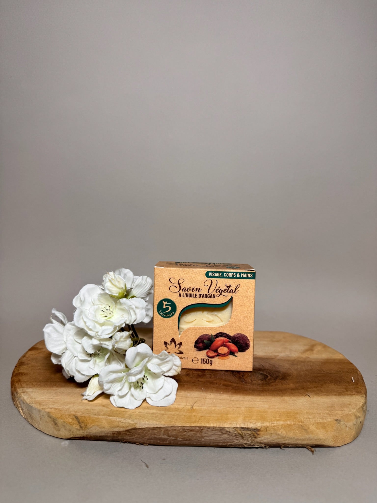 savon végétal artisanal à l'huile d'argan bio, 150g, nourrissant et protecteur pour la peau, fabriqué de manière éthique